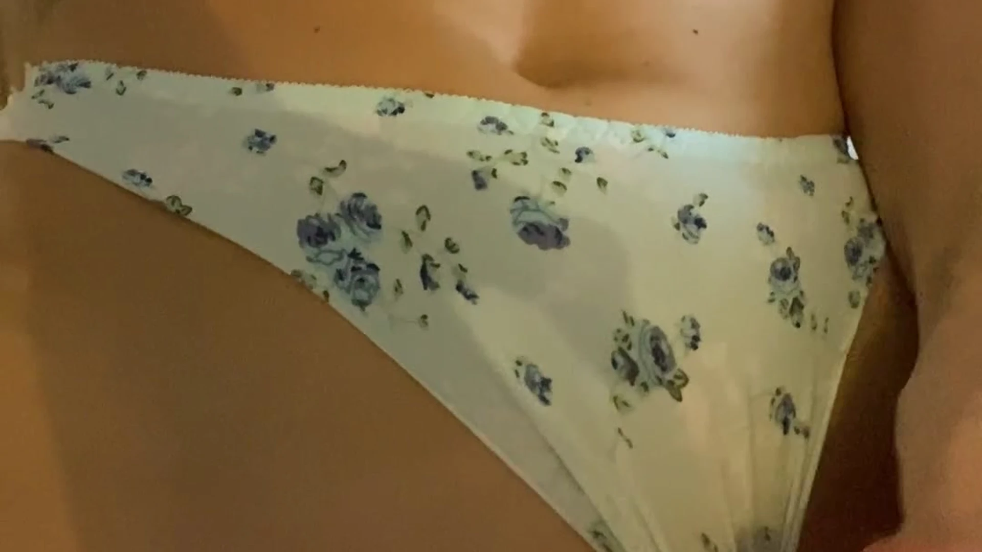 Katiegcups PLAYING WITH HER SEX TOY