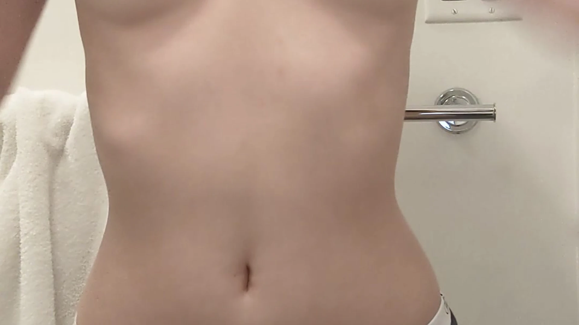 Nebraskawut shows her endowed body in the shower