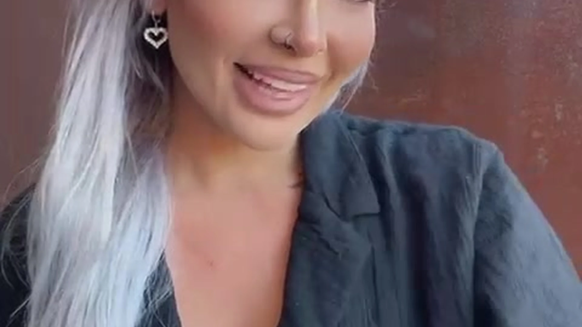 Hayley Davies shows off her new hair and sexy boobs