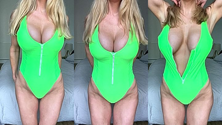 Huge tits Katiegcups plays with her big tits