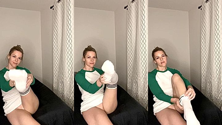 Kit Mercer undresses her clothes to show her amazing body