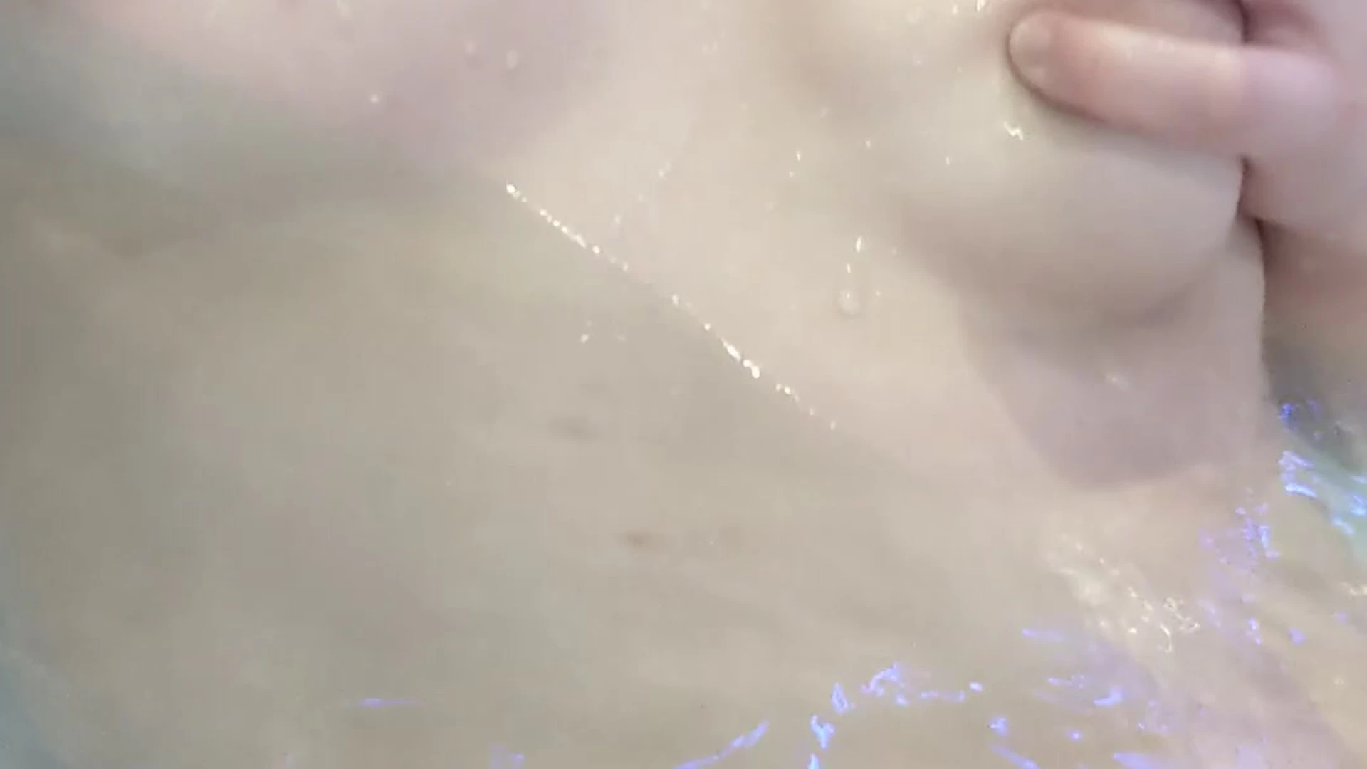 Nebraskawut masturbates really hard in the bathtub