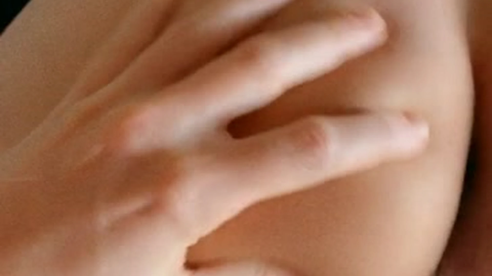 sexy model fingers herself sohard till she cum