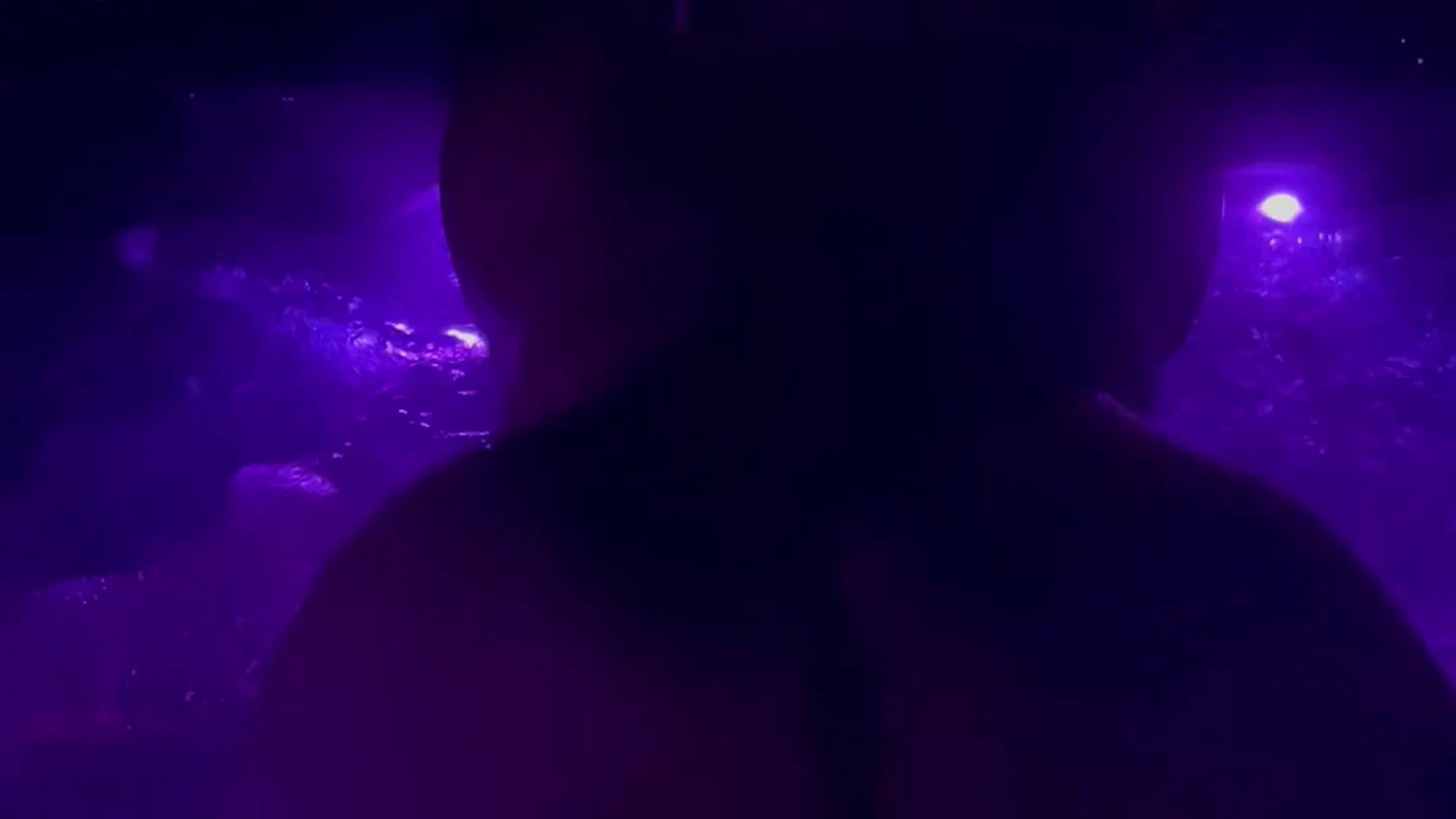 sexy model shakes ass in a pool