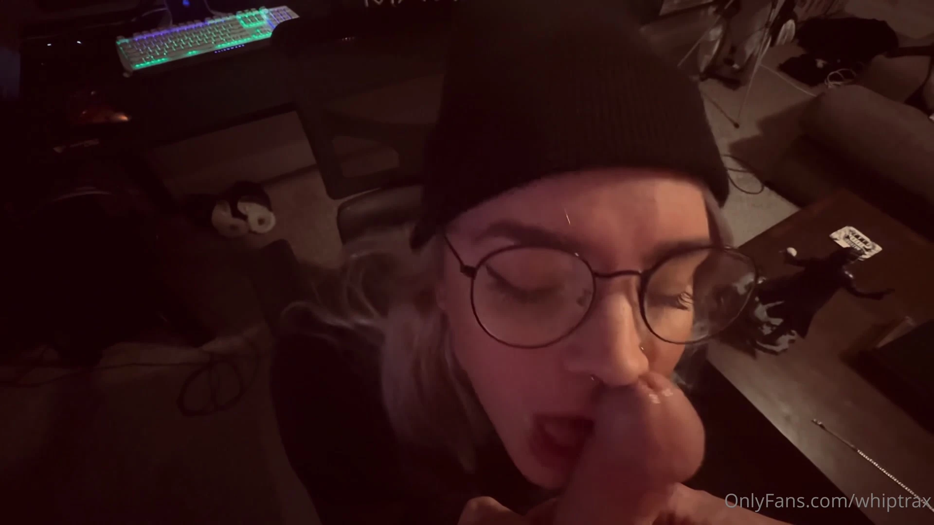 Whiptrax sucks big dick and he cum on her face