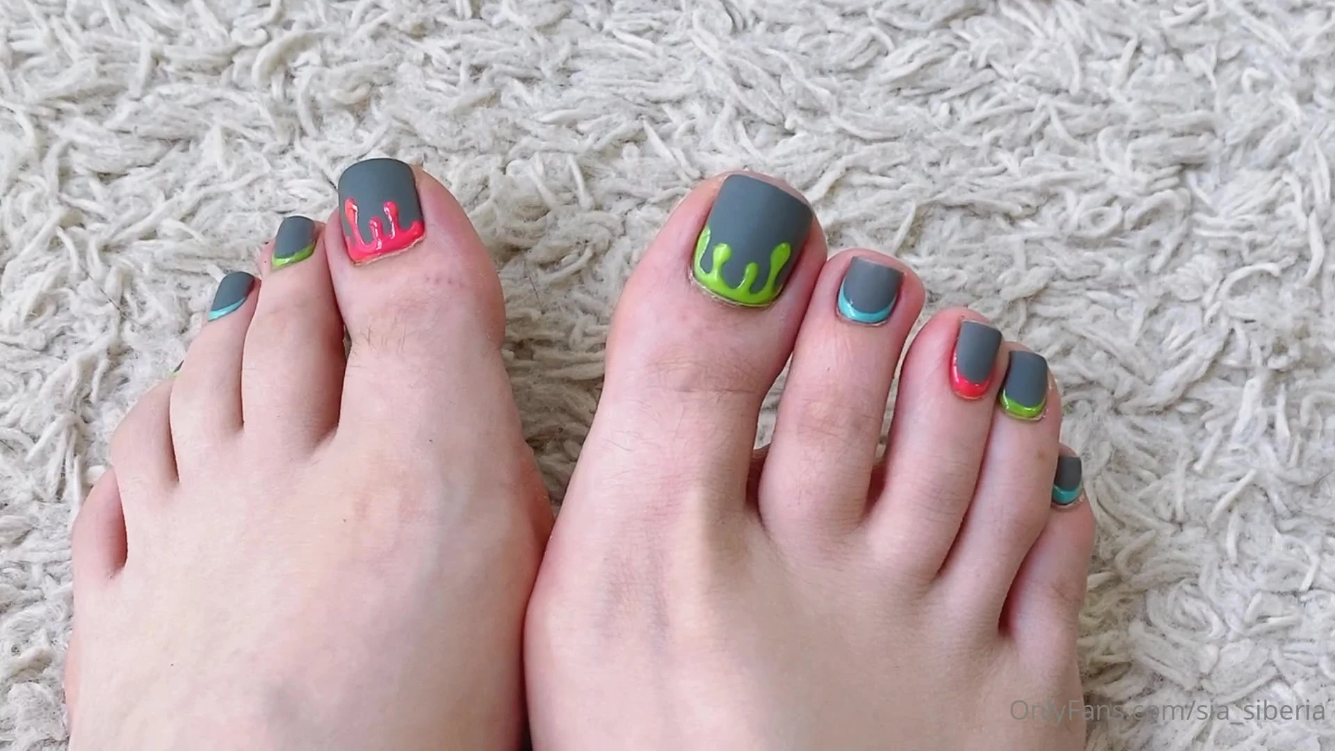 Sia Siberia shows off her sexy clean feet