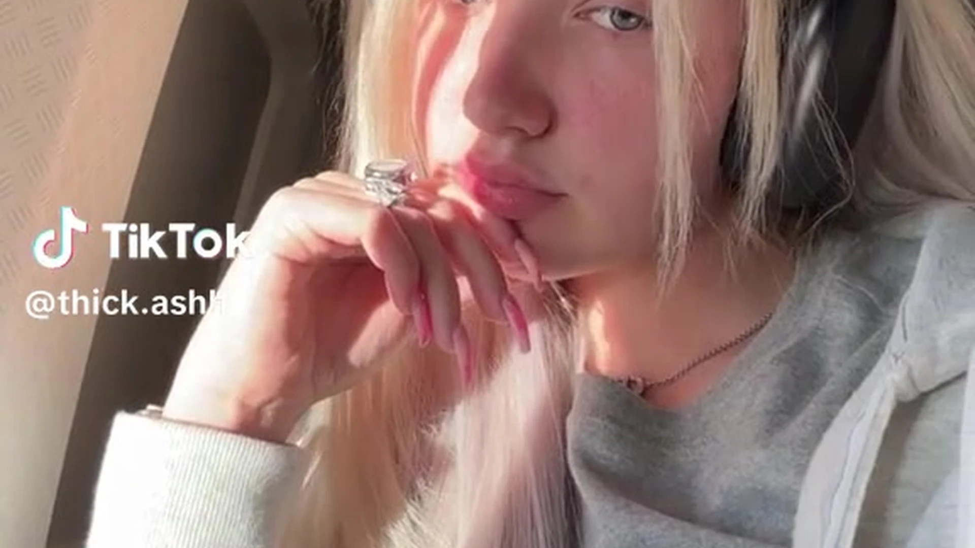 Sugarcakee shows her pretty fate to her followers