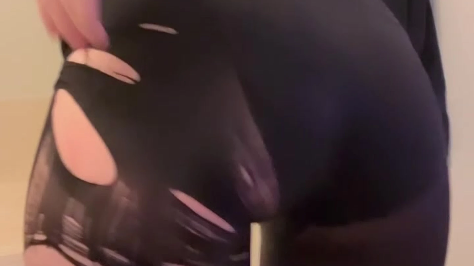 leaked video of  onlyfans model Notdatsrs plays with her wet pussy