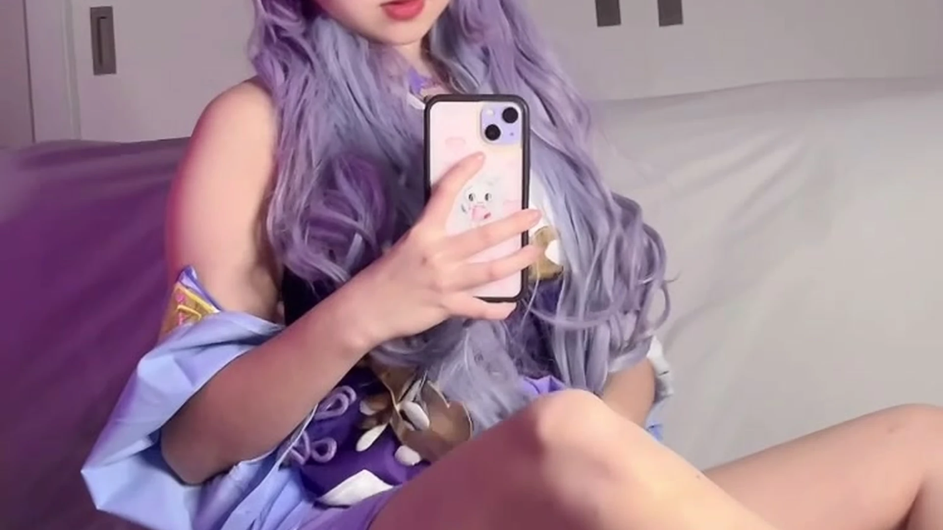 Matchalatte plays with her pussy on cam