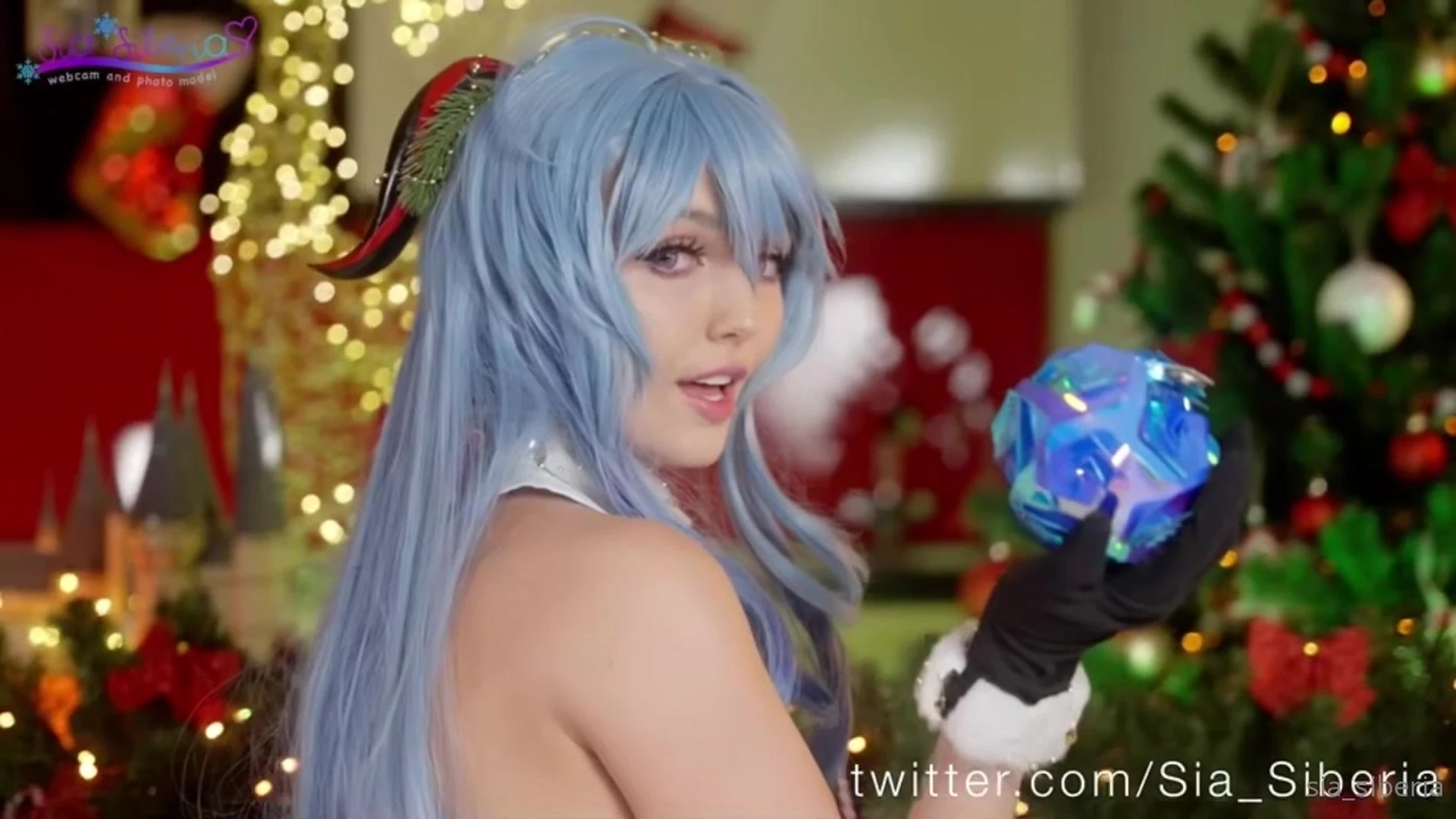 sia siberia: set up her christmas decorations