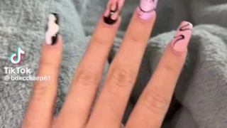 Sugarcakee shows her fingers