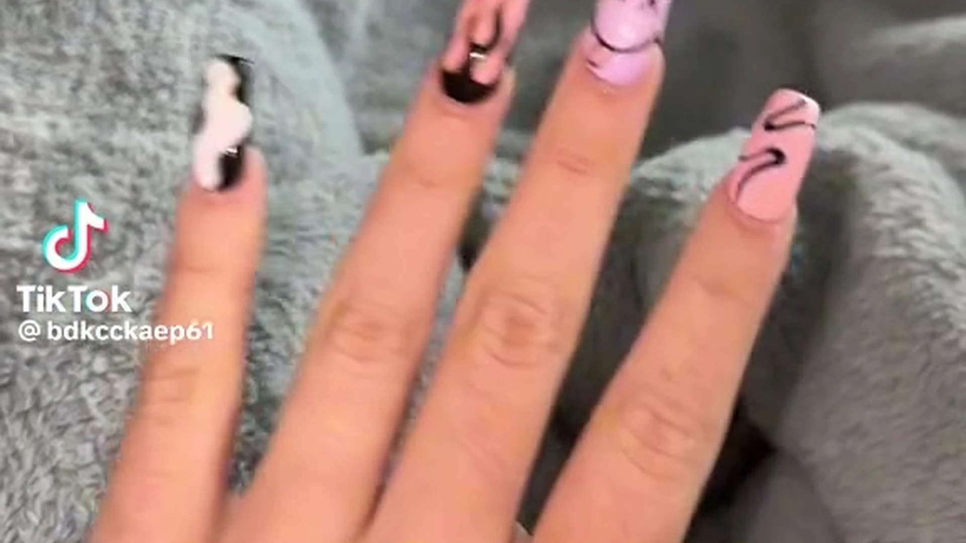 Sugarcakee shows her fingers