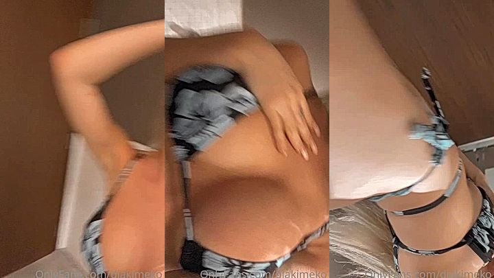 Diakimeko showing off her nice tits and curved ass
