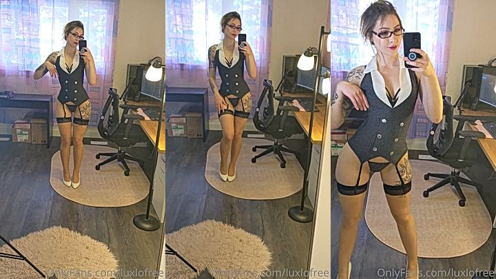 Luxlo taps her huge ass herself