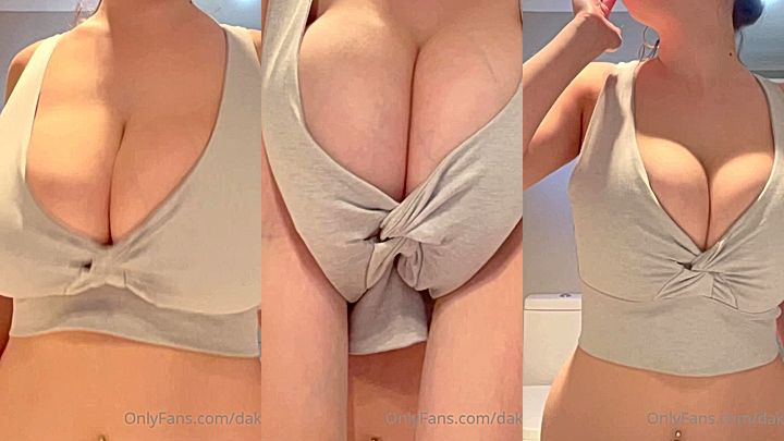 Dakota Jade is having a great time showing her boobs to her onlyfans subscribers