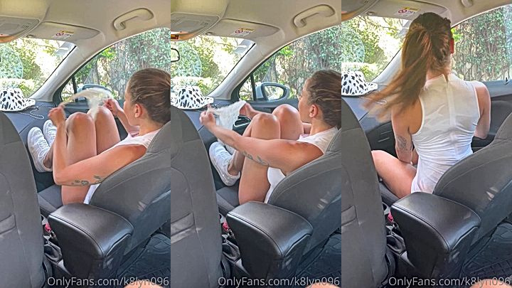 model K8lyn096 got horny and took off her panties in the car
