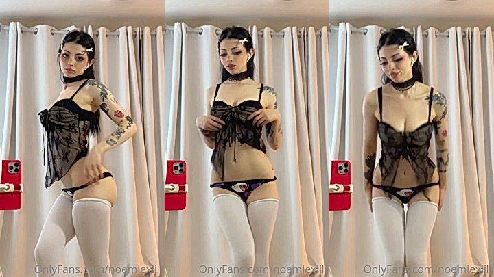 onlyfans model Noemiexlili mirror selfie showing her hot body