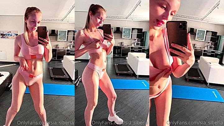 hot chick show off her amazing body while working out