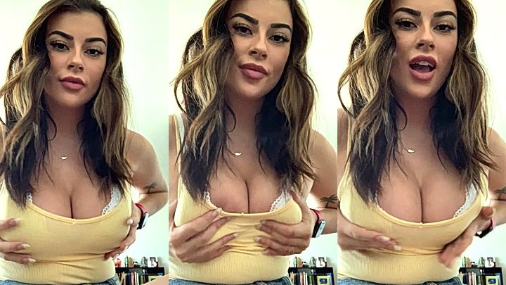 big tits modl squeexe her huge tits alone( kennacatx)