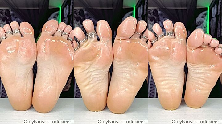 Lexiegrll loves to show her feet