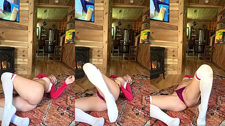 Sara Underwood laid down flat on her back