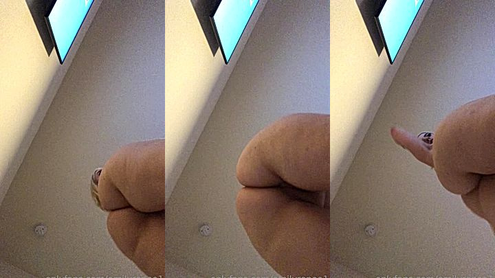 onlyfans model Pawgemily rubs big ass