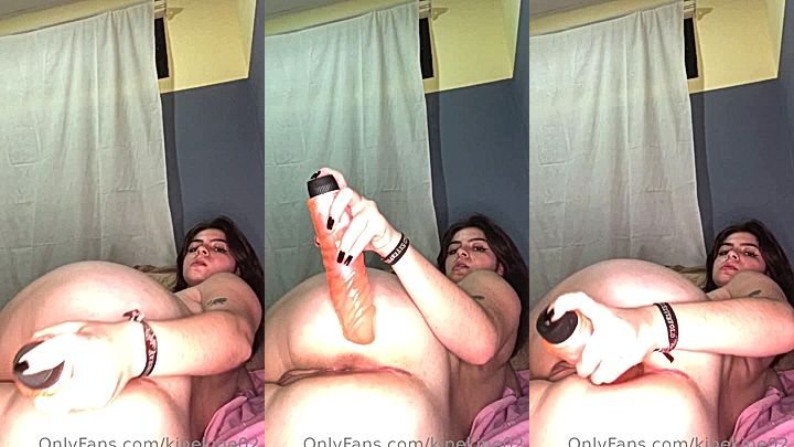 Kinekine02 masturbates really hard to please herself