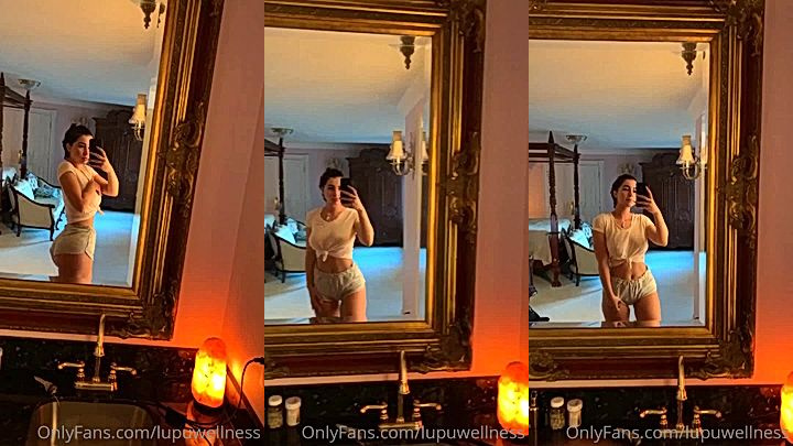 onlyfans model LupuWellness do mirror selfie of her hot body