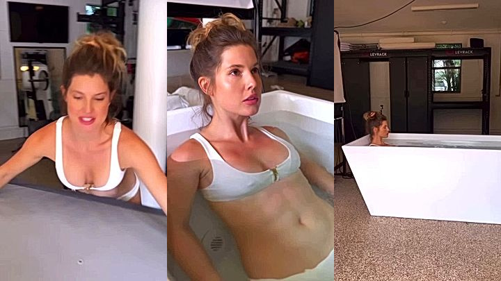 Amanda Cerny is having a geat time in the batthub