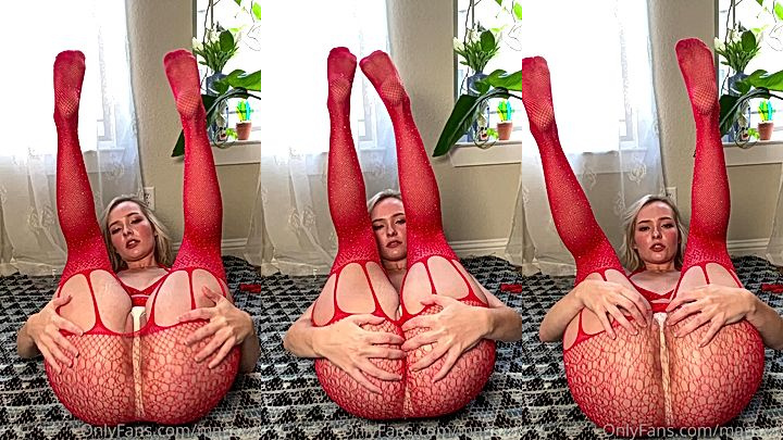 OMGCosplay undresses to show off her juicy pussy
