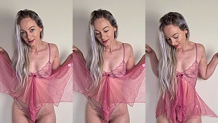 hot model Chloxxhill looks good in a lingerie