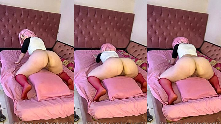 hot amazing chick Kinekine02 shows off her amazing ass