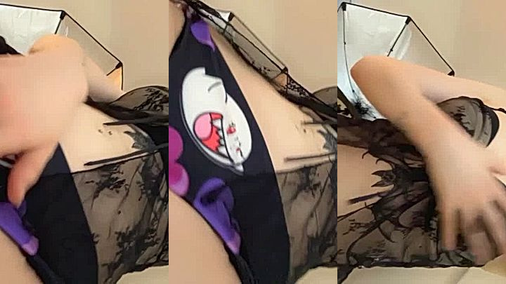 sexy onlyfans model rubs her wet ass pussy(Noemiexlili