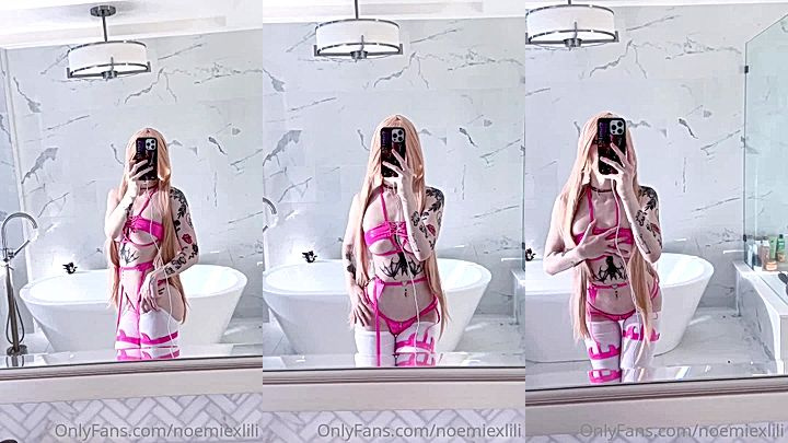 onlyfans model Noemiexlili makes mirror selfie of he hot body