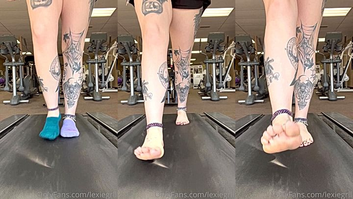 lexiegrll shows of sexy feets on the threadmill