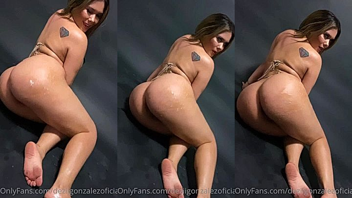 onlyfans model Dezii Gonzalez rubs herhuge booty