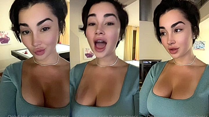LupuWellness shows off her amazing cleavage