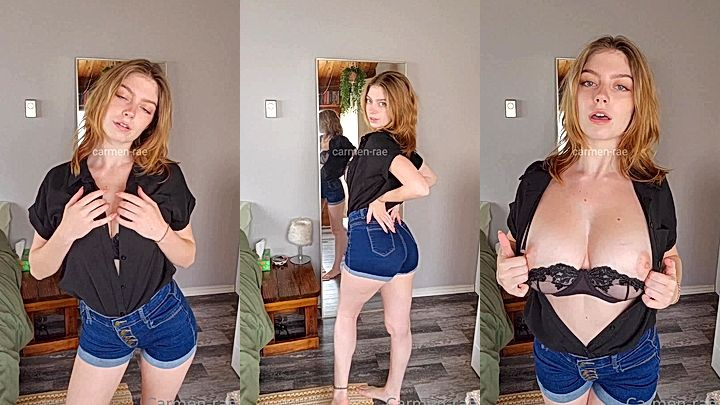 Carmen Rae isshowing her amazing boobs to her fans