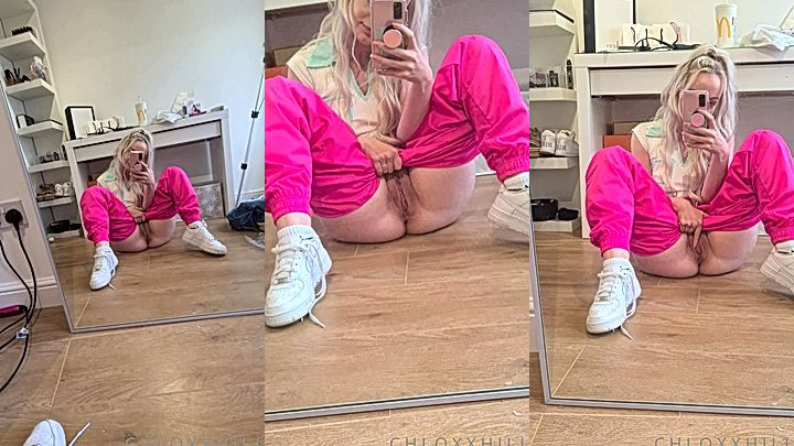 onlyfans model Chloxxhill makes a mirror selfie showing her pussy