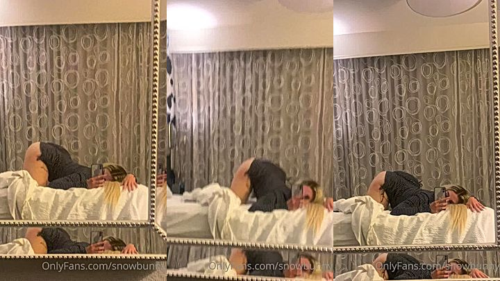 onlyfans model Pawgemily make mirror selfie of her huge ass on bed