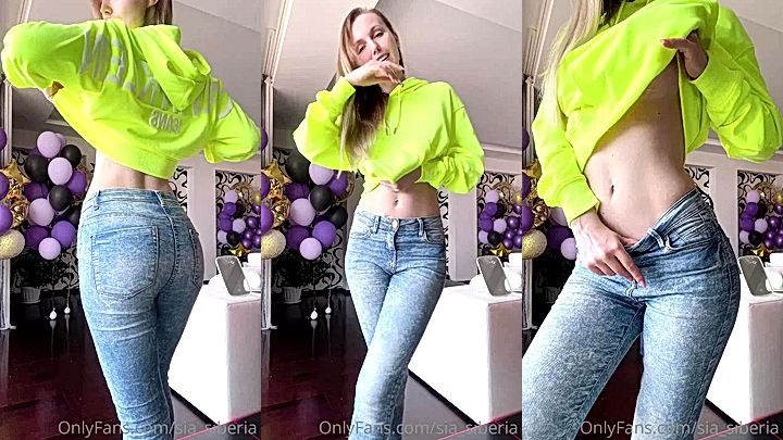 Sia Siberia shows off her amazing tities