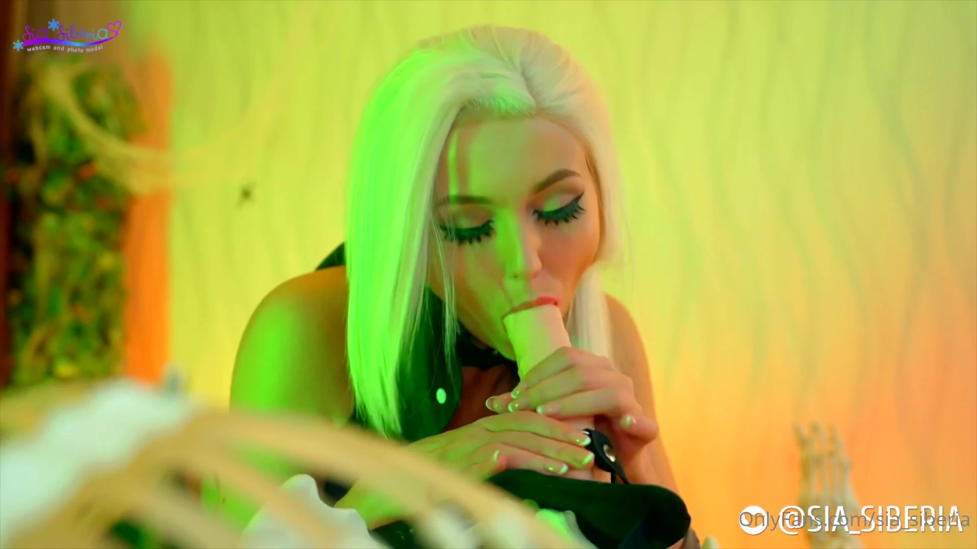 model sia siberia scking a dildo to prove she is good