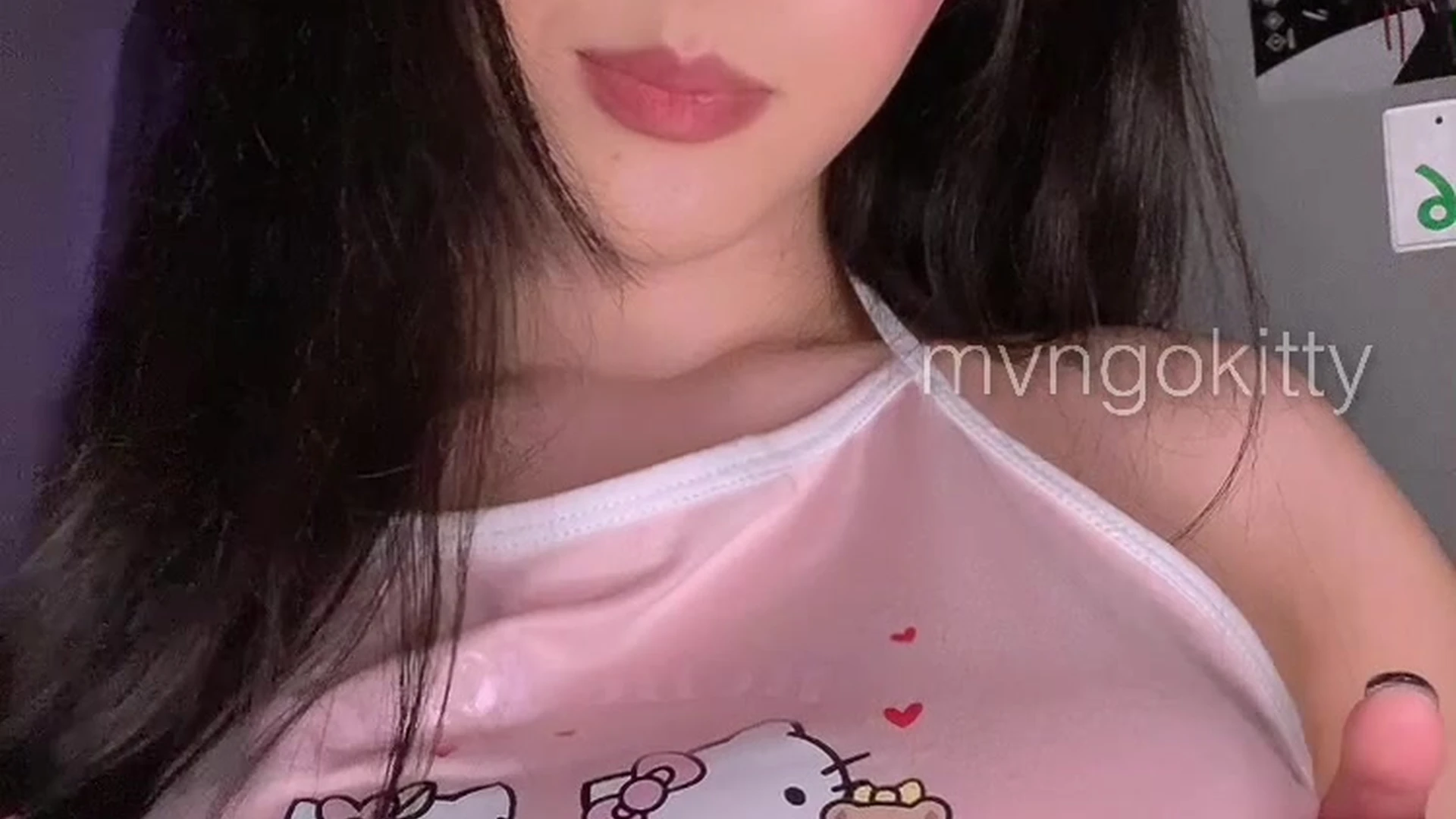 hot chick teases her subscribers by showing off her amazing boobs leaked onlyfans video