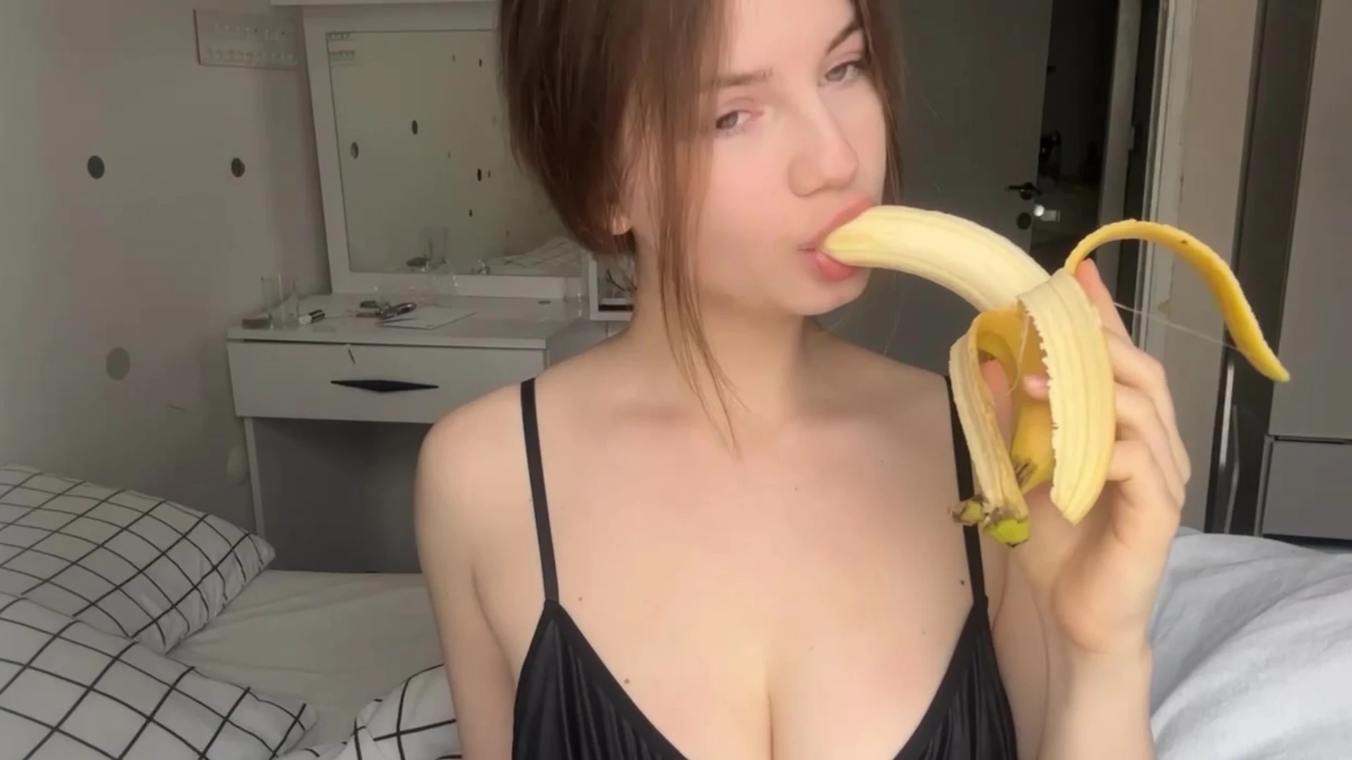 sexy onlyfans model Devdaria sucked on banana imagine sucking on your dick