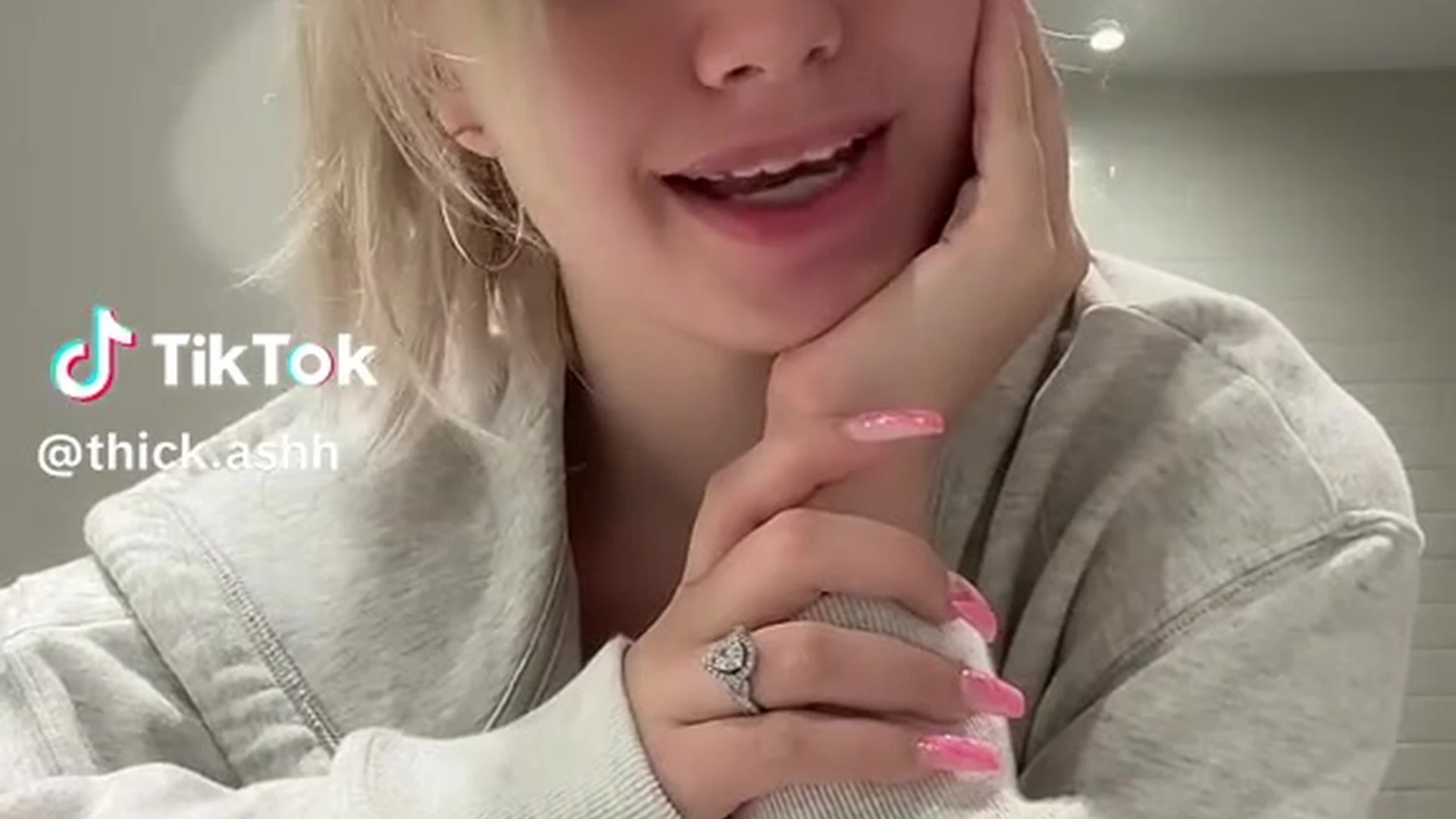 Sugarcakee shows her amazing face to her followers