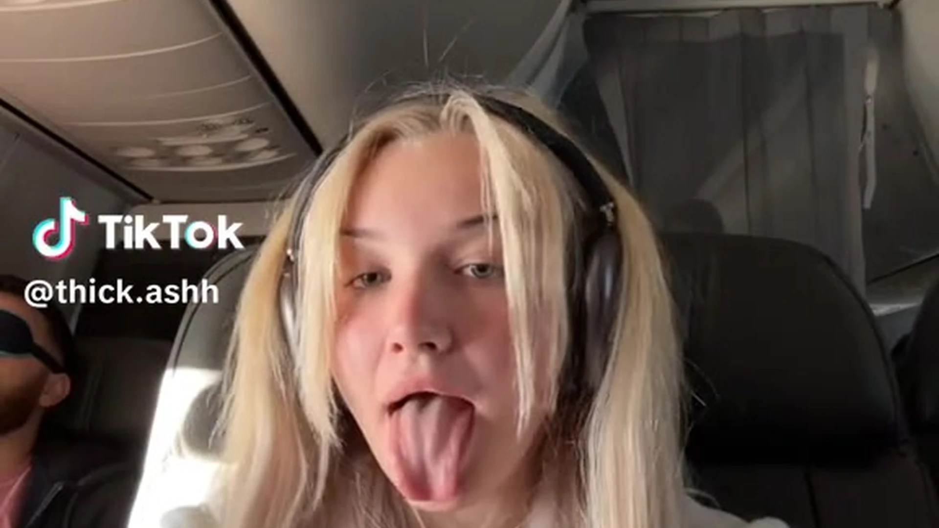 Sugarcakee stick out her long tounge