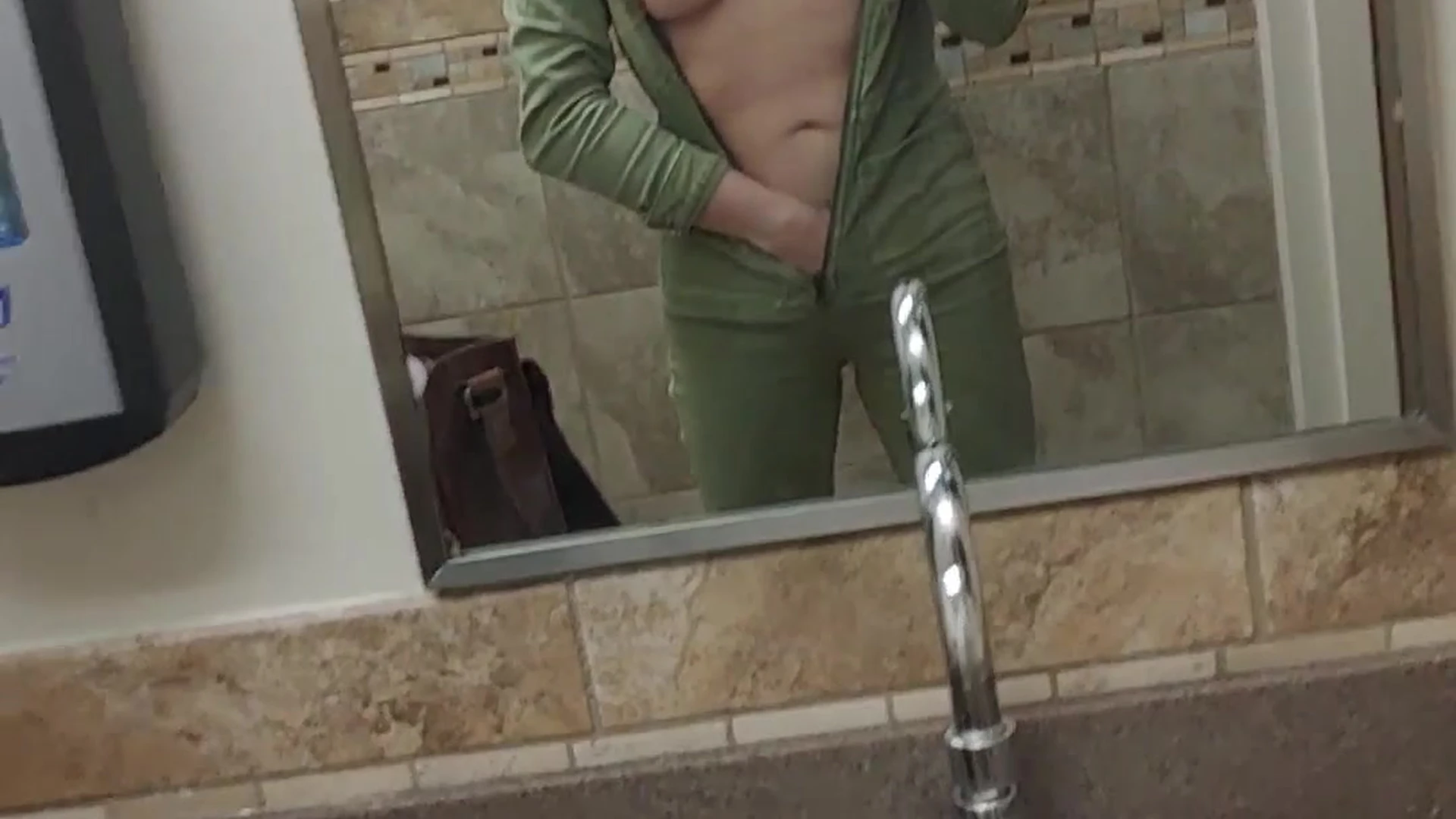 MandyFrizzle runs her pussy in the bathroom leak